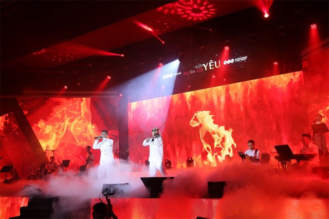 Tuấn Hưng lần đầu 'khoe' bố mẹ tại sân khấu FLC Sầm Sơn ảnh 1