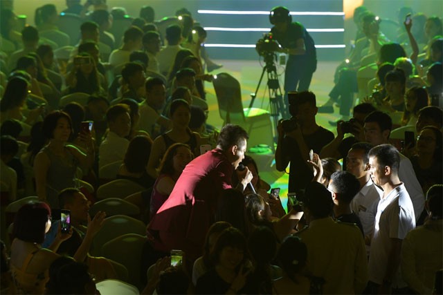 Tuấn Hưng lần đầu 'khoe' bố mẹ tại sân khấu FLC Sầm Sơn ảnh 3