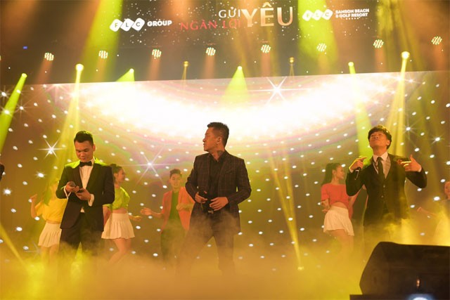 Tuấn Hưng lần đầu 'khoe' bố mẹ tại sân khấu FLC Sầm Sơn ảnh 4