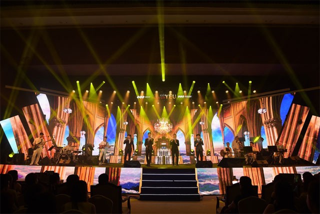 Tuấn Hưng lần đầu 'khoe' bố mẹ tại sân khấu FLC Sầm Sơn ảnh 5