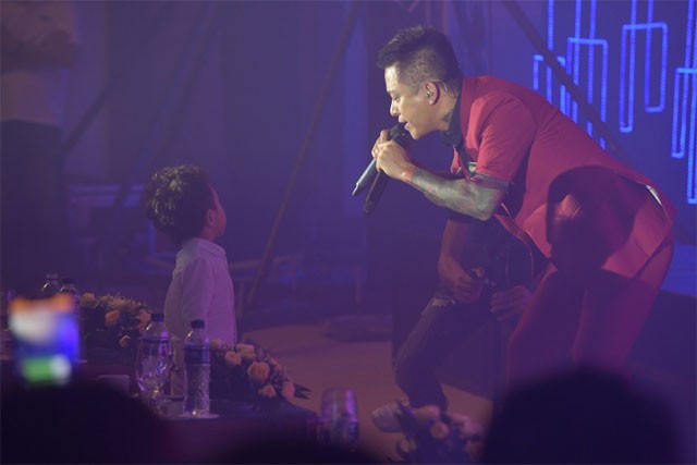 Tuấn Hưng lần đầu 'khoe' bố mẹ tại sân khấu FLC Sầm Sơn ảnh 7