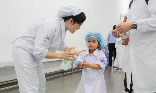 Vinamilk tổ chức cho con của nhân viên tham quan siêu nhà máy sữa ảnh 1