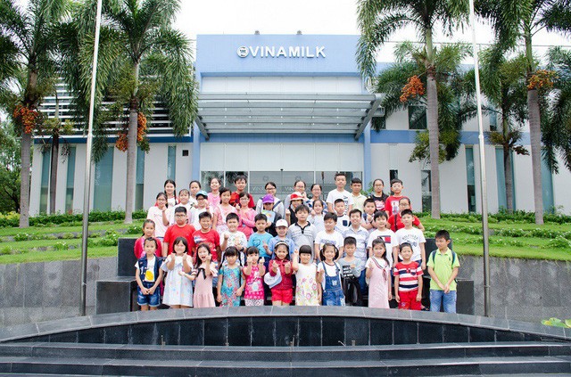 Vinamilk tổ chức cho con của nhân viên tham quan siêu nhà máy sữa ảnh 9