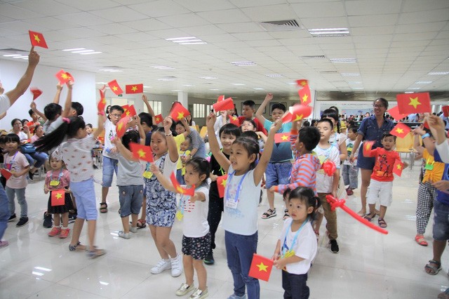 Vinamilk tổ chức cho con của nhân viên tham quan siêu nhà máy sữa ảnh 8