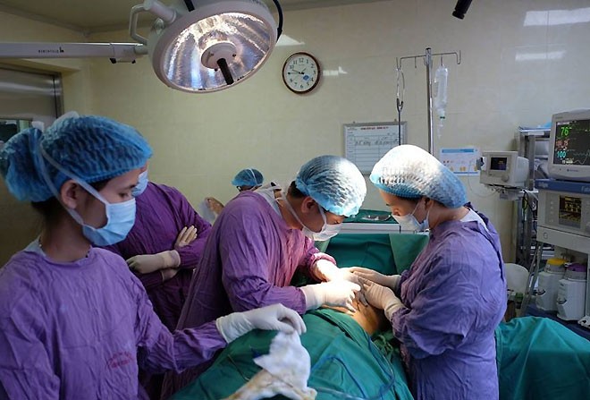 Giải phóng người phụ nữ khỏi bộ ngực luôn kéo chị ngã dúi ảnh 1