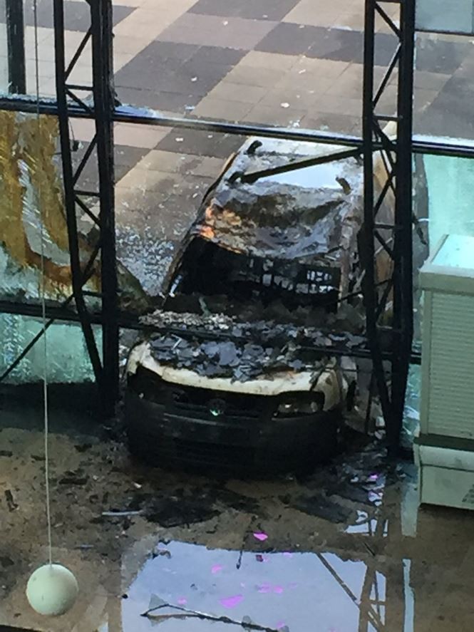 Hà Lan: Xe hơi lao vào toà soạn báo, bốc cháy dữ dội ảnh 3