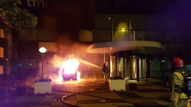 Hà Lan: Xe hơi lao vào toà soạn báo, bốc cháy dữ dội ảnh 1