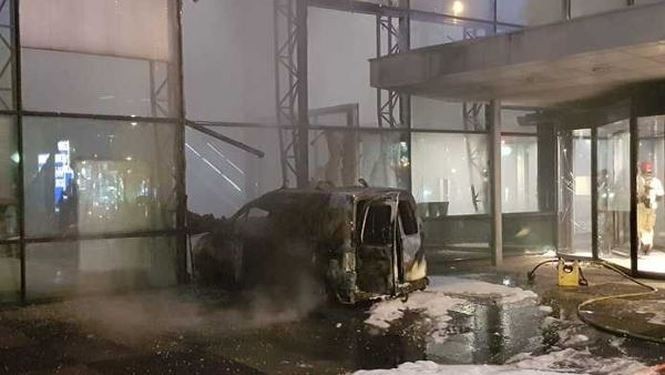 Hà Lan: Xe hơi lao vào toà soạn báo, bốc cháy dữ dội ảnh 2