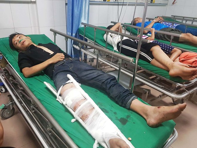 Lật xe giường nằm, 2 người bị đè chết tại chỗ ảnh 1