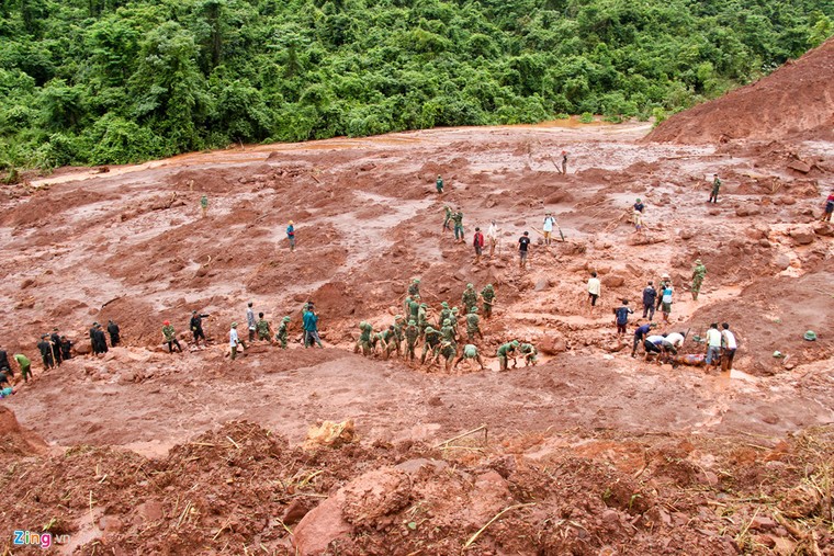 Hơn 50 người 'ngụp lặn' trong biển bùn tìm 5 nạn nhân mất tích ảnh 1