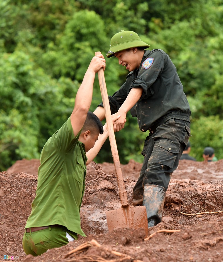 Hơn 50 người 'ngụp lặn' trong biển bùn tìm 5 nạn nhân mất tích ảnh 4