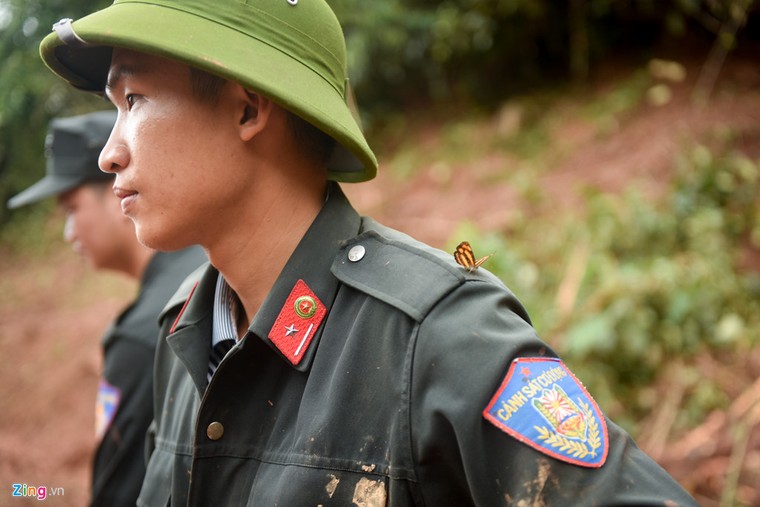 Hơn 50 người 'ngụp lặn' trong biển bùn tìm 5 nạn nhân mất tích ảnh 6