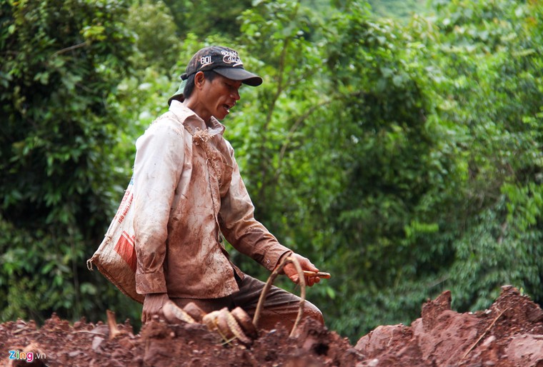 Hơn 50 người 'ngụp lặn' trong biển bùn tìm 5 nạn nhân mất tích ảnh 9
