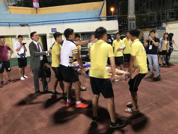 Cựu tiền đạo U23 Việt Nam hôn mê, sùi bọt mép trên sân Hàng Đẫy ảnh 7