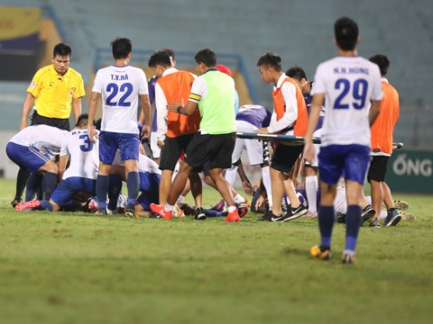 Cựu tiền đạo U23 Việt Nam hôn mê, sùi bọt mép trên sân Hàng Đẫy ảnh 1