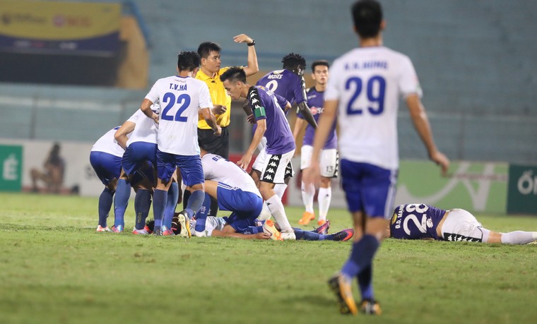Cựu tiền đạo U23 Việt Nam hôn mê, sùi bọt mép trên sân Hàng Đẫy ảnh 2