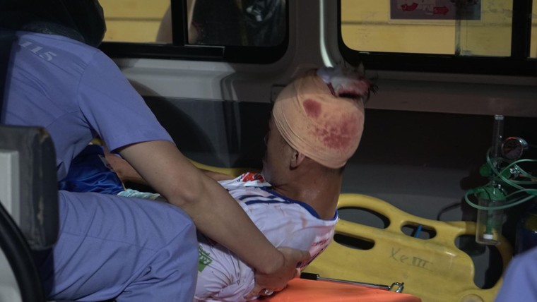 Cựu tiền đạo U23 Việt Nam hôn mê, sùi bọt mép trên sân Hàng Đẫy ảnh 3