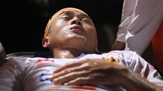 Cựu tiền đạo U23 Việt Nam hôn mê, sùi bọt mép trên sân Hàng Đẫy ảnh 4