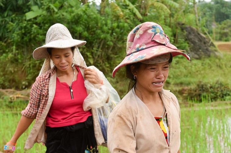 Hơn 50 người 'ngụp lặn' trong biển bùn tìm 5 nạn nhân mất tích ảnh 11