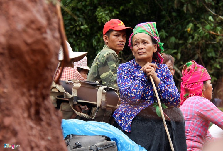 Hơn 50 người 'ngụp lặn' trong biển bùn tìm 5 nạn nhân mất tích ảnh 12