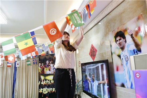 Vợ biến nhà thành 'sân vận động' cho chồng xem World Cup ảnh 2