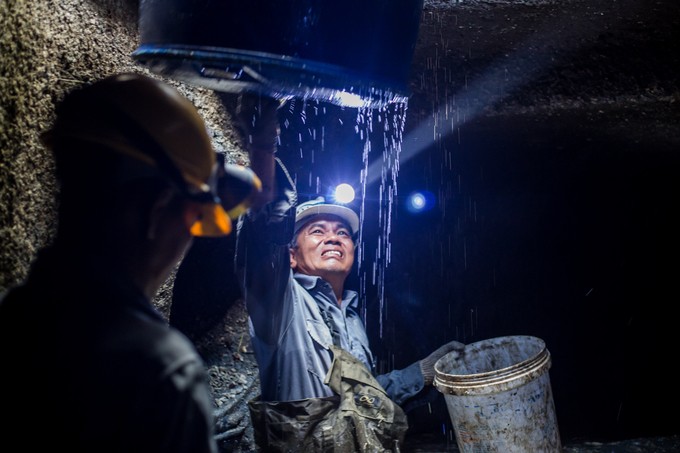 Những người dầm mình trong cống thối vớt rác ở Sài Gòn ảnh 10