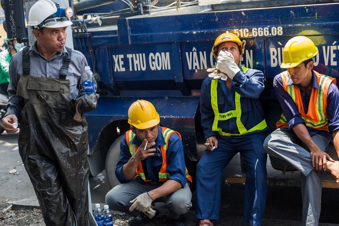 Những người dầm mình trong cống thối vớt rác ở Sài Gòn ảnh 11