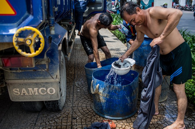 Những người dầm mình trong cống thối vớt rác ở Sài Gòn ảnh 12
