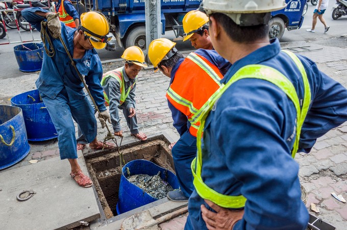 Những người dầm mình trong cống thối vớt rác ở Sài Gòn ảnh 1