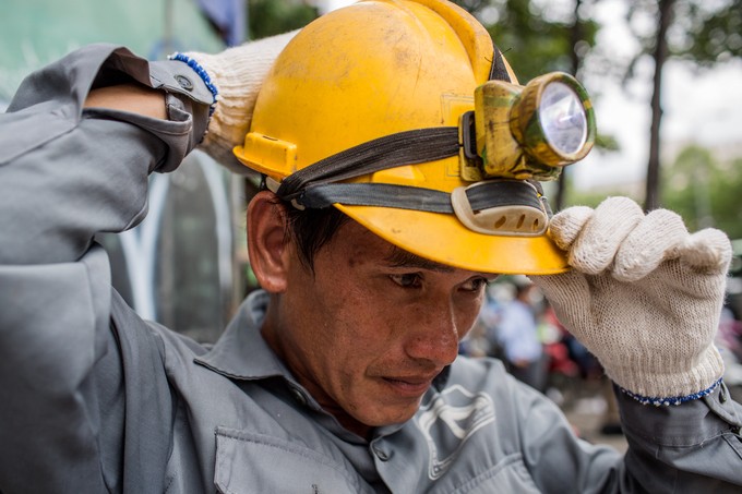 Những người dầm mình trong cống thối vớt rác ở Sài Gòn ảnh 2