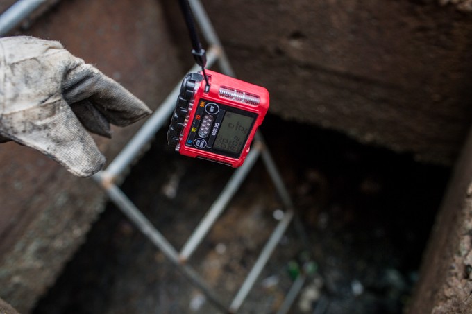 Những người dầm mình trong cống thối vớt rác ở Sài Gòn ảnh 3