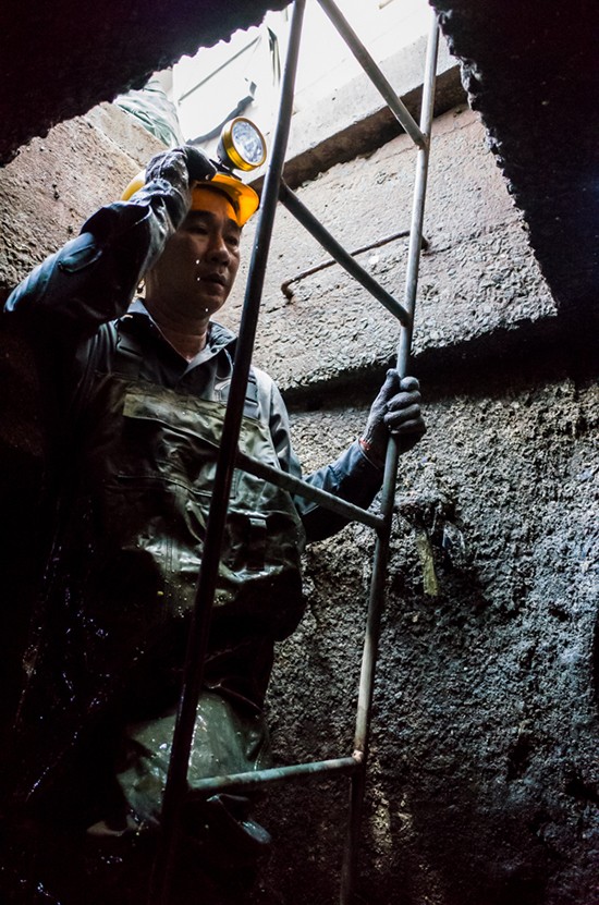 Những người dầm mình trong cống thối vớt rác ở Sài Gòn ảnh 4