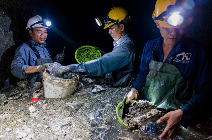 Những người dầm mình trong cống thối vớt rác ở Sài Gòn ảnh 6