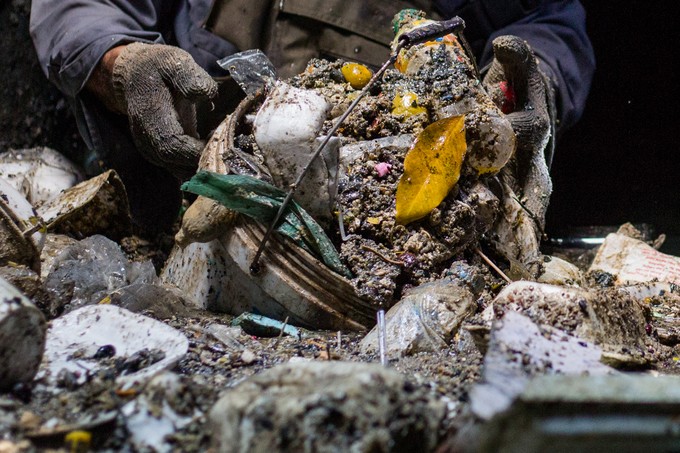 Những người dầm mình trong cống thối vớt rác ở Sài Gòn ảnh 8