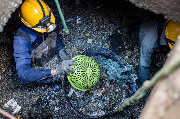 Những người dầm mình trong cống thối vớt rác ở Sài Gòn ảnh 9