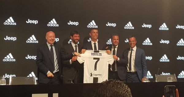 Những hình ảnh ấn tượng ngày Ronaldo chính thức gia nhập Juventus ảnh 4