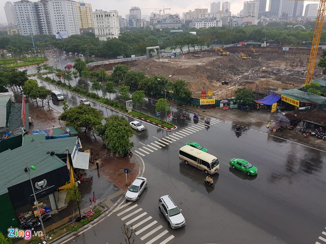 Hà Nội mưa kéo dài, Grab tăng giá gấp 3 lần ngày thường ảnh 2