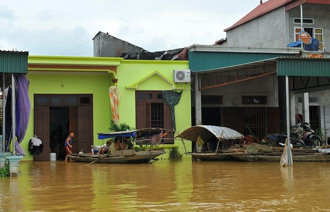 Dân Ninh Bình liều mình vượt lũ cứu tài sản bị nhấn chìm trong nước ảnh 2