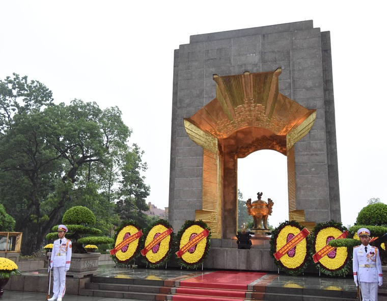 Lãnh đạo Đảng, Nhà nước dâng hương tưởng niệm các Anh hùng liệt sĩ ảnh 1