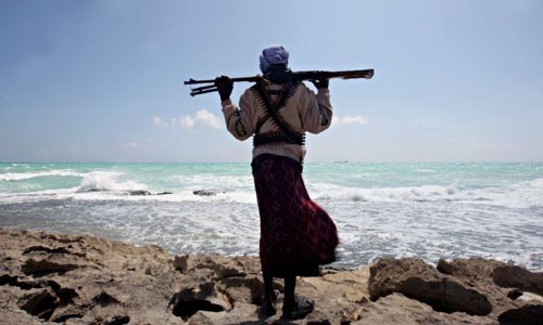 Những ngày tuyệt vọng trong tay cướp biển Somalia của nhà báo Mỹ ảnh 1
