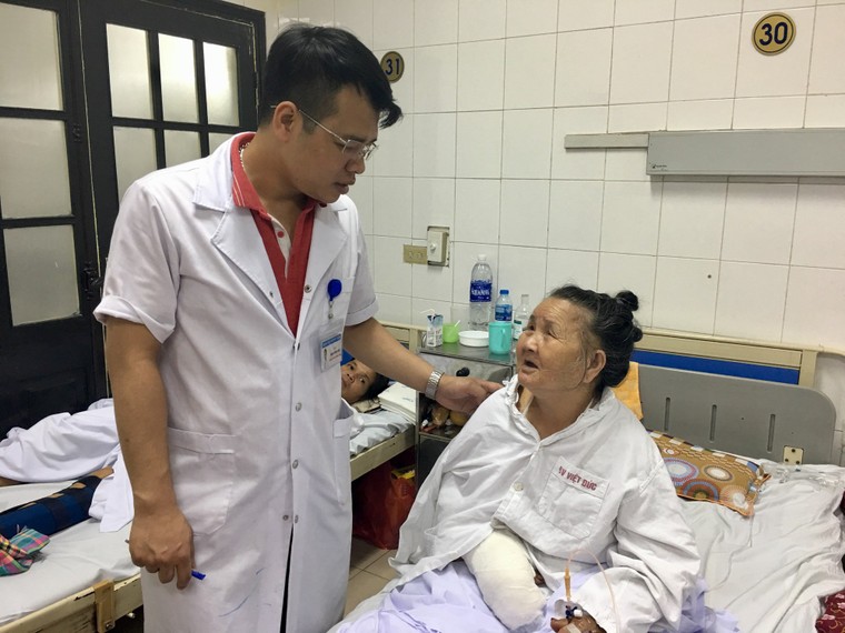 Bé trai 7 tuổi bị chó nhà cắn đứt rời môi ảnh 2