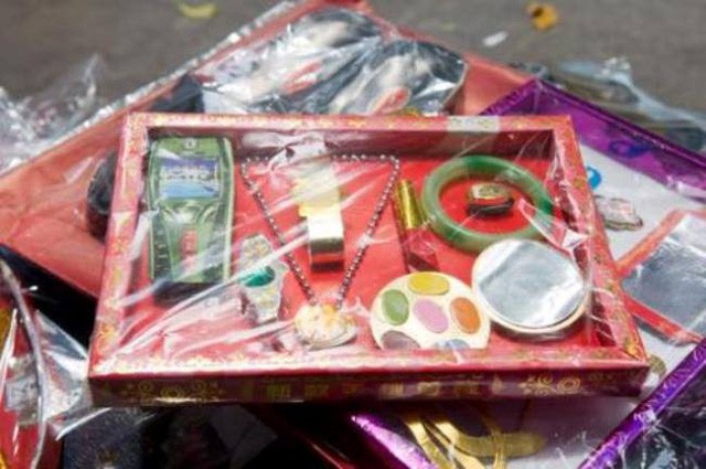 Đồ vàng mã cúng Rằm tháng Bảy đầy đủ cả Rolls-Royce và... 'sổ đỏ' ảnh 13