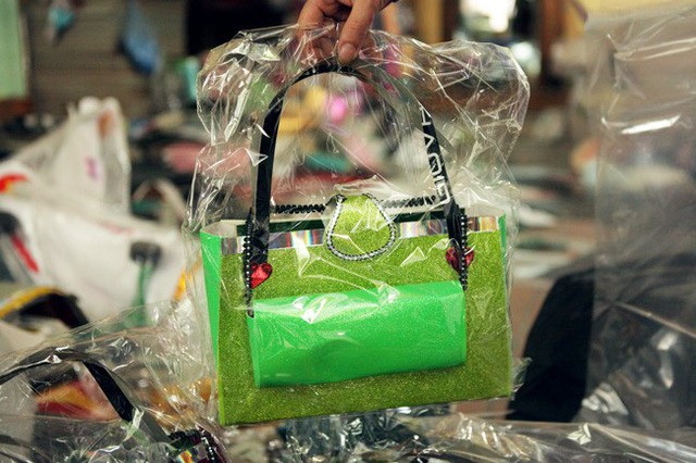 Đồ vàng mã cúng Rằm tháng Bảy đầy đủ cả Rolls-Royce và... 'sổ đỏ' ảnh 14