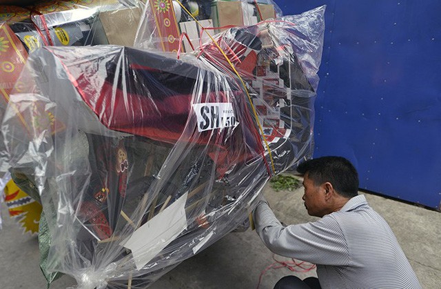 Đồ vàng mã cúng Rằm tháng Bảy đầy đủ cả Rolls-Royce và... 'sổ đỏ' ảnh 10