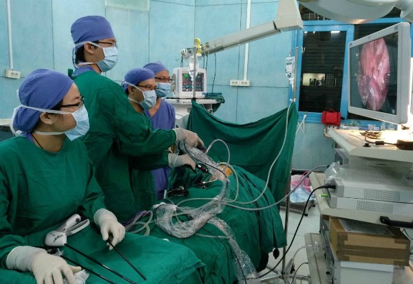 Bé trai lõm ngực, tim bị đẩy lệch sang phải ảnh 1