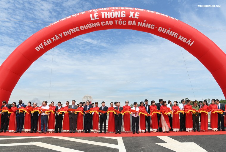 Phát lệnh thông xe tuyến cao tốc huyết mạch miền Trung ảnh 1
