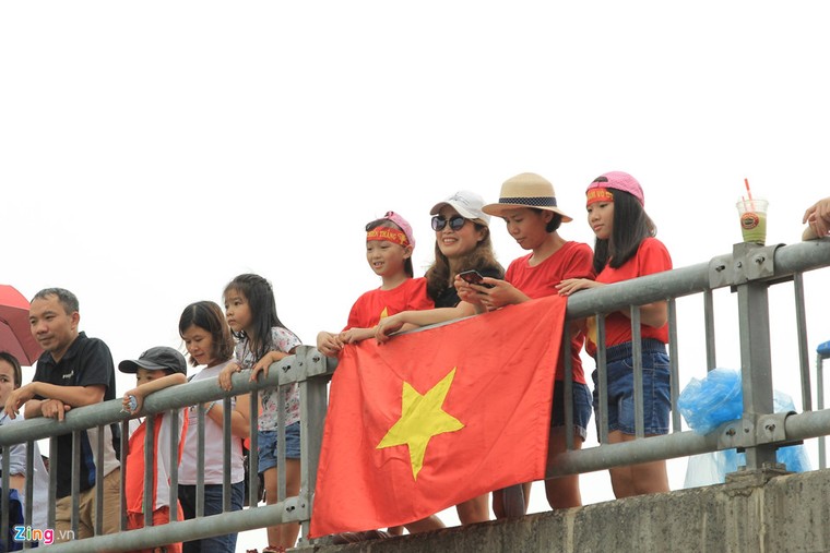 Cổ động viên rợp sắc đỏ đón tuyển Olympic Việt Nam ảnh 11