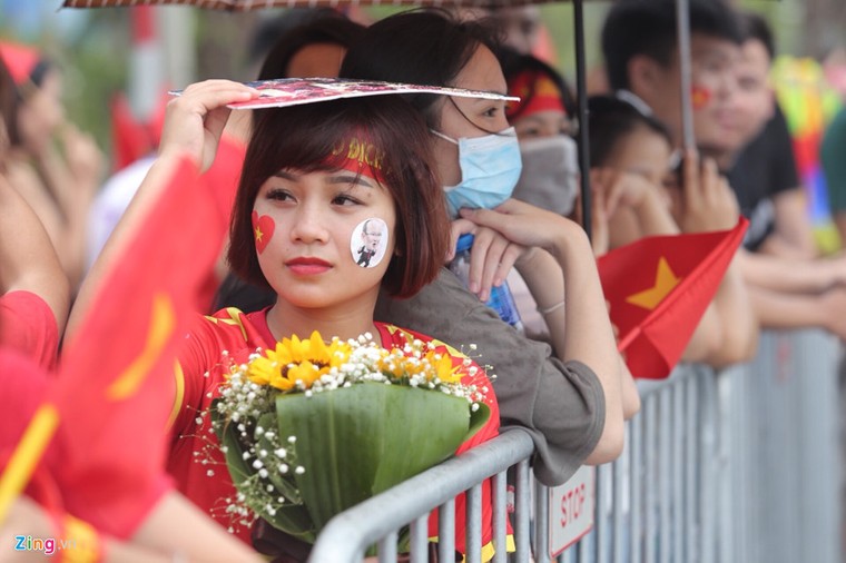 Cổ động viên rợp sắc đỏ đón tuyển Olympic Việt Nam ảnh 3