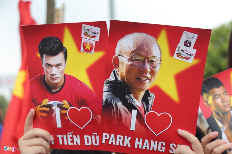 Cổ động viên rợp sắc đỏ đón tuyển Olympic Việt Nam ảnh 5