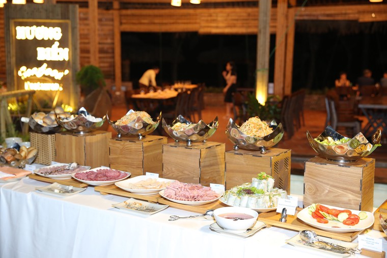 Hàng nghìn du khách đến với phố đi bộ FLC Sầm Sơn trong dịp nghỉ lễ 2/9 ảnh 3